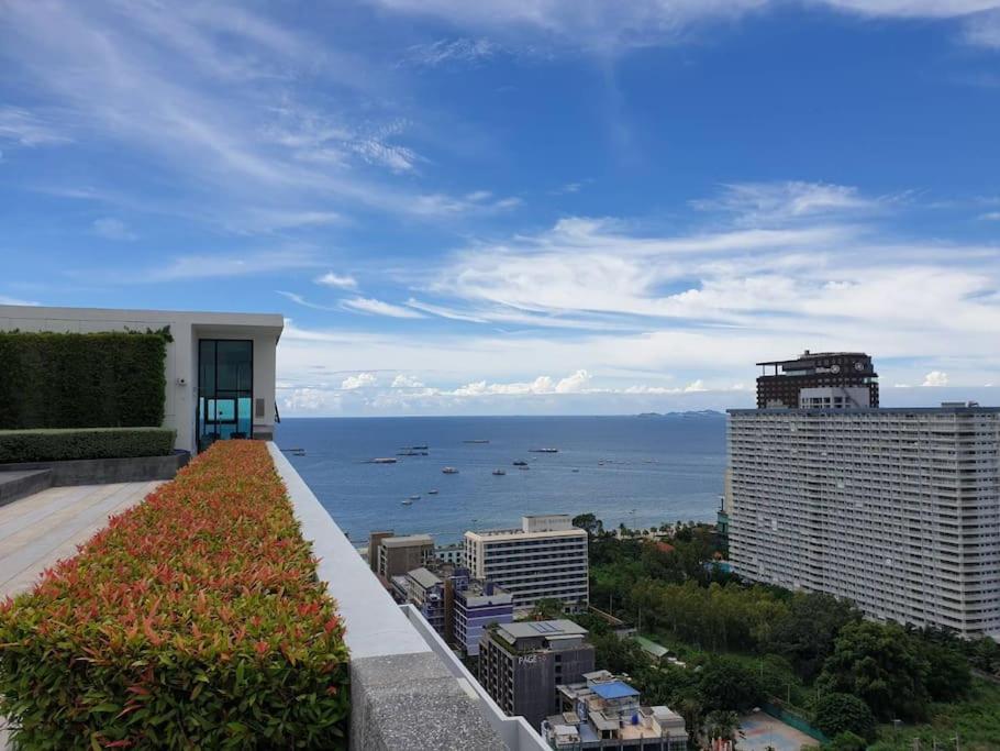 The Base Quiet King-bed With Infinity Pool & Free Netflix Apartment Pattaya